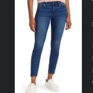 Sera Mid-Rise Skinny Jeans
TAHARI